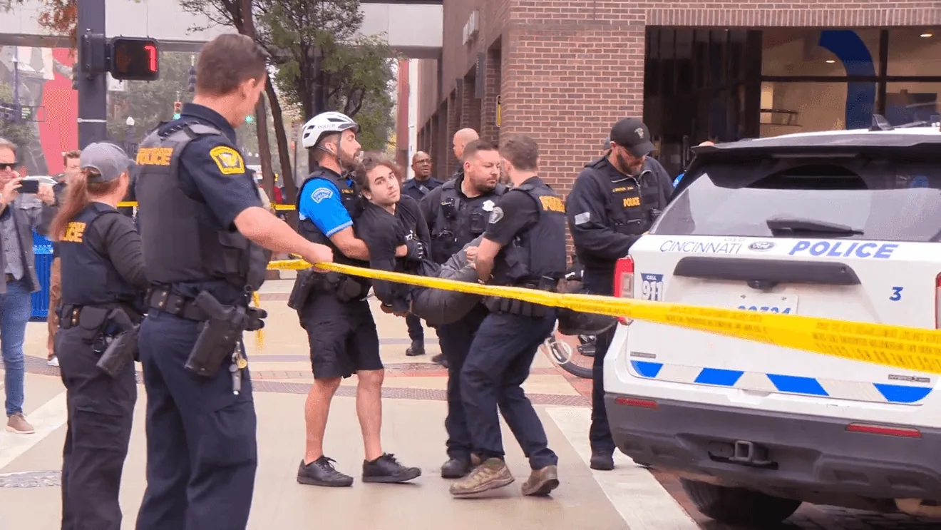 Police Arrest Nine Animal Activists Chained Outside Krogerโs Cincinnati Headquarters as Animal Equality Demands the Grocery Chain Fulfill Its Cage-Free Commitment